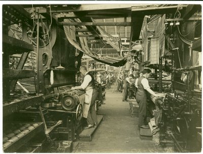 Tejedores Jacquard, Carpet Trade, 1923 de English Photographer